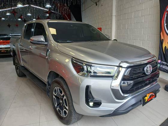 TOYOTA HILUX 2.8 D-4D TURBO DIESEL CD SRX 4X4 AUTOMÁTICO TOYOTA HILUX 2.8 D-4D TURBO DIESEL CD SRX 4X4 AUTOMÁTICO